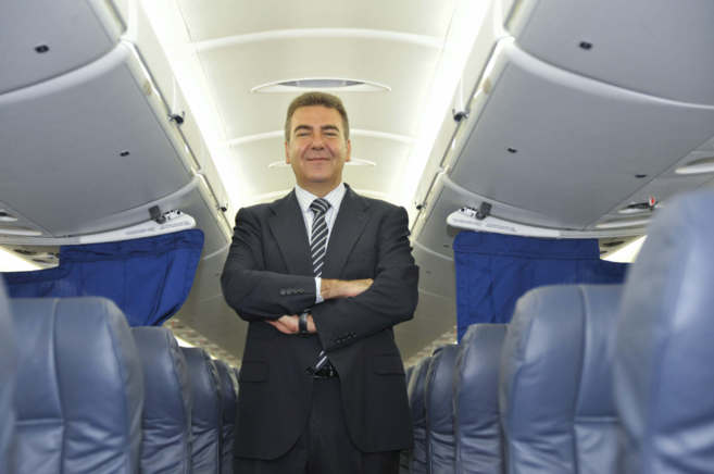 El consejero delegado de Air Nostrum, Carlos Bertomeu, en el interior...