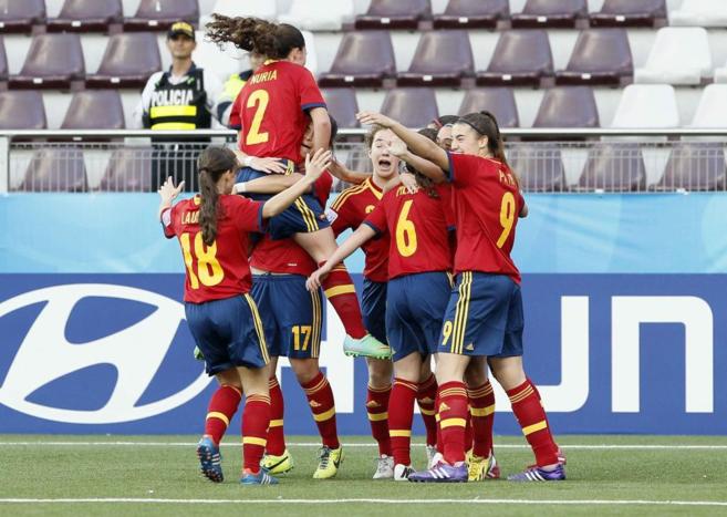 Las jugadoras de España celebran un gol durante el torneo.