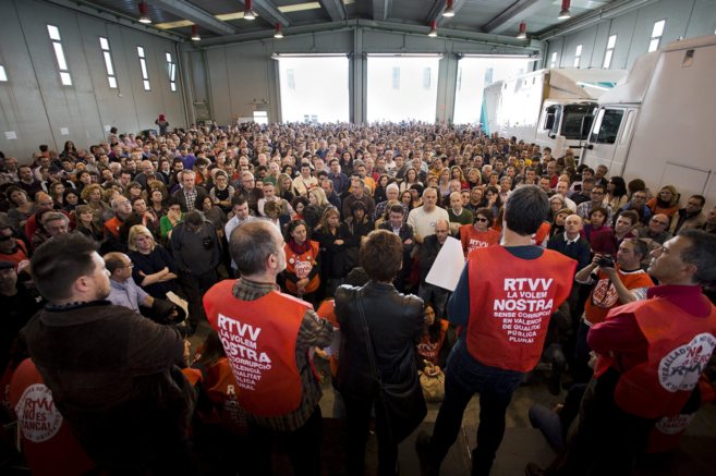 Los trabajadores de RTVV reunidos en asamblea para votar el ERE de...