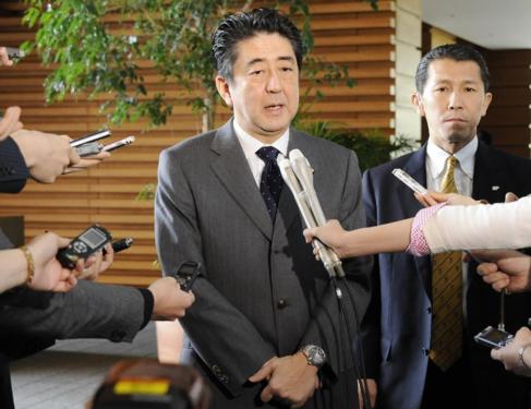 El primer ministro japons, Shinzo Abe, compareciendo ante los...