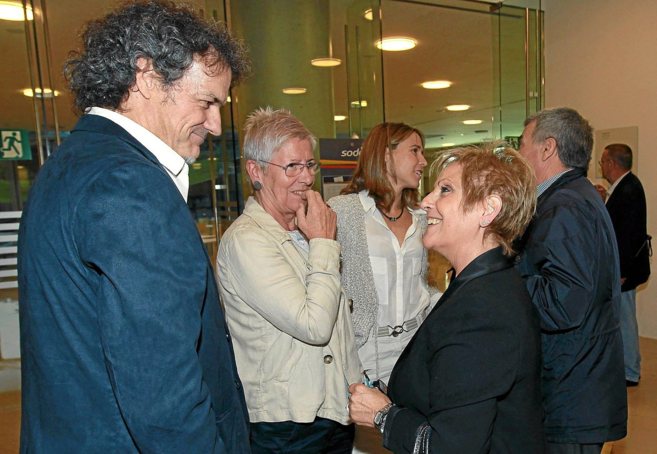 Txema Urkijo con la ex directora de Vctimas del Gobierno vasco,...