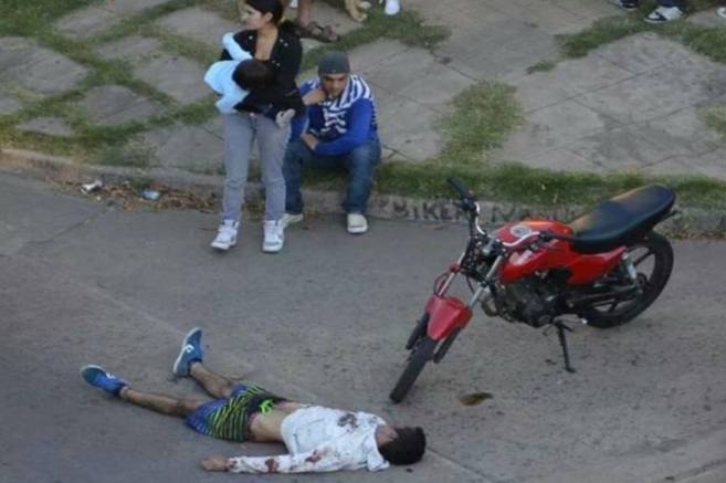 El joven argentino David Moreira yace en el suelo tras perder la vida...