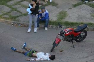 Un joven argentino, en el suelo tras ser linchado.
