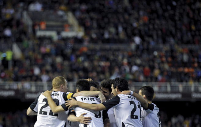 Los jugadores del Valencia celebran un gol marcado ante el Villarreal.