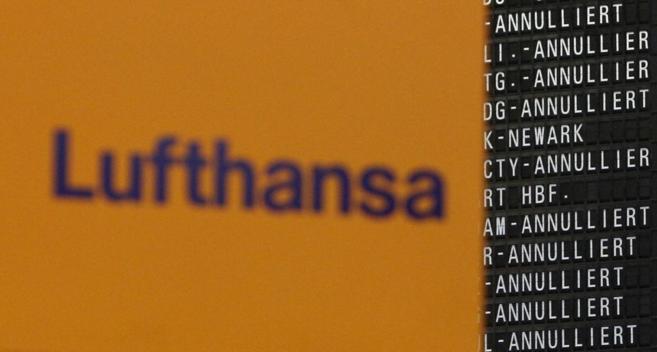 Un panel de vuelos cancelados por Lufthansa.