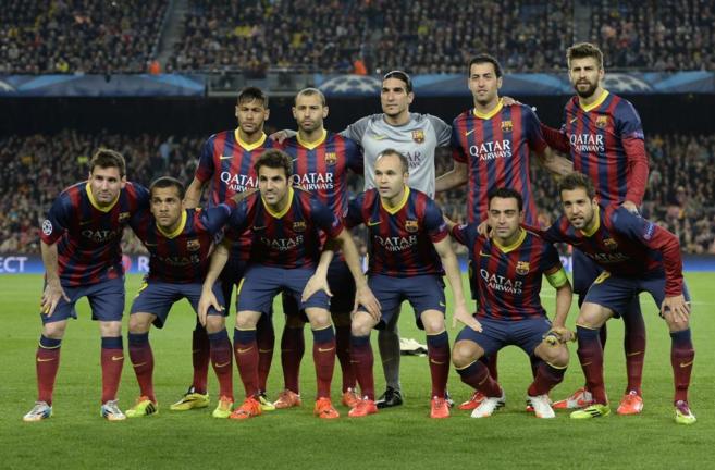 Los jugadores del Barcelona posan antes del partido.