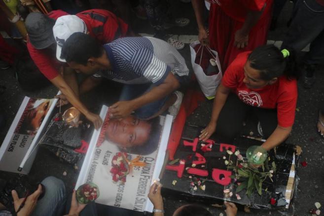 Activistas participan en una marcha en Sao Paulo en memoria de los...