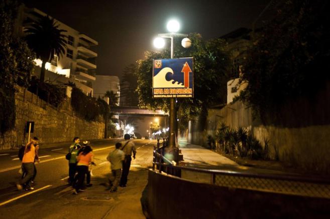 Ciudadanos abandonando Costa Verde, en Lima, ante la alerta de...