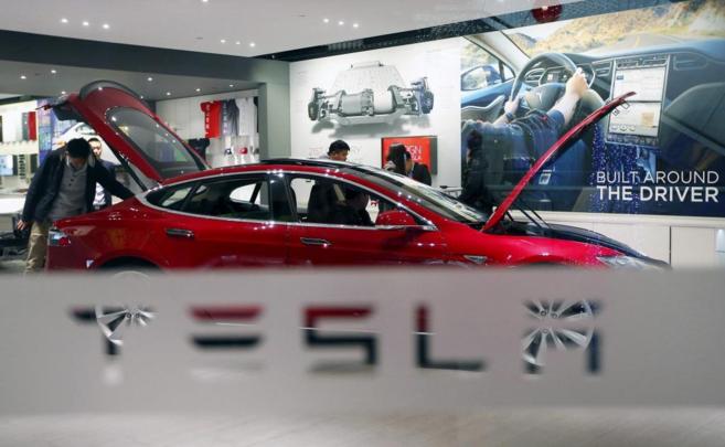 Imagen de un coche Tesla S P85