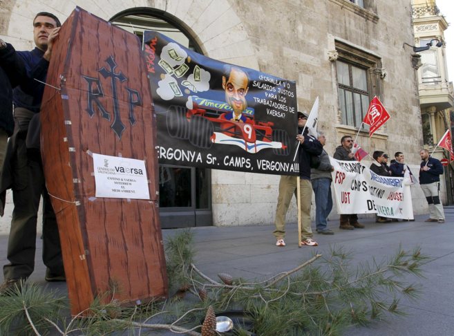 Los trabajadores de Vaersa protestan frente al Palau de la...