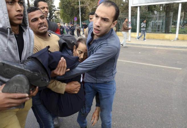 Imagen de uno de los heridos en los atentados en El Cairo.
