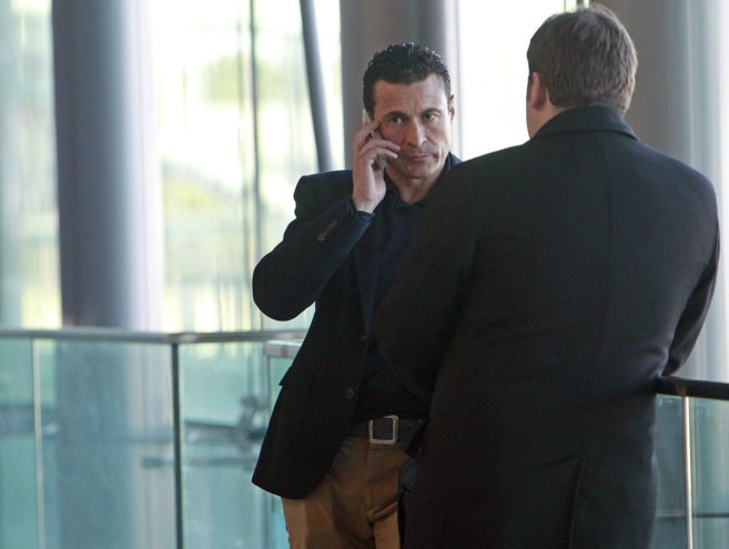 Amadeo Salvo, pegado al telfono, en el aeropuerto de Manises.