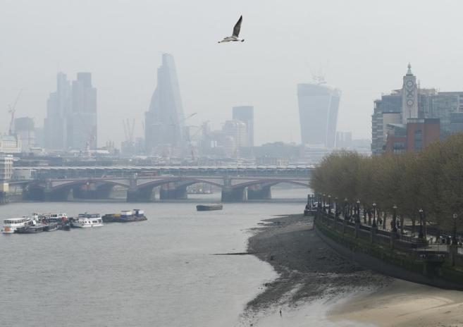 Vista panorámica de Londres, envuelta en una nube de contaminación.