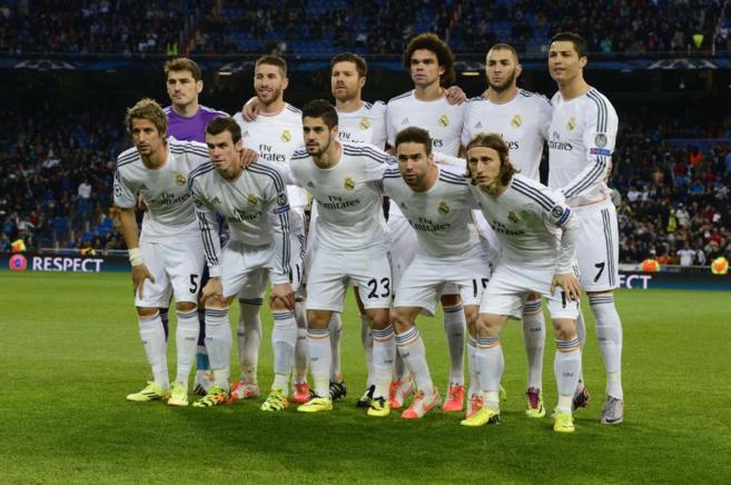 Los jugadores del Real Madrid posan antes del inicio del partido ante...