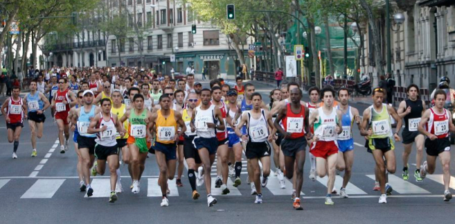 Atletas participando en una maratn.