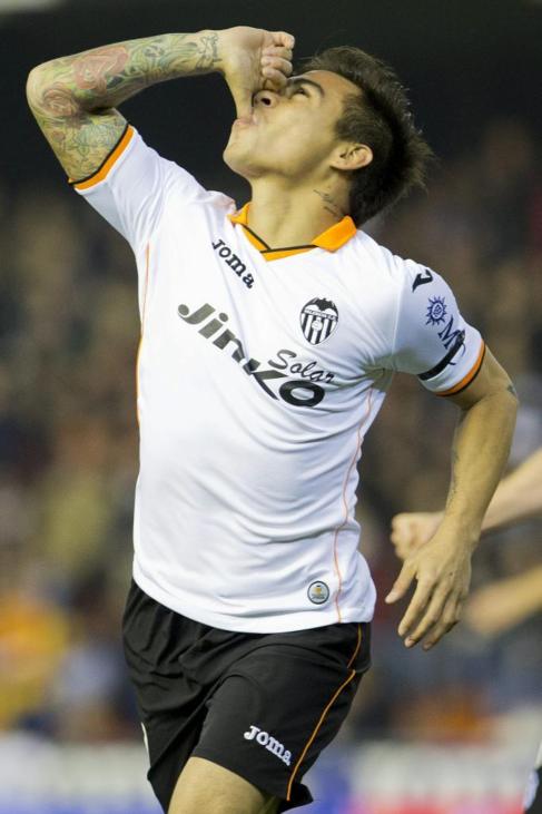 Vargas celebra un gol del Valencia.