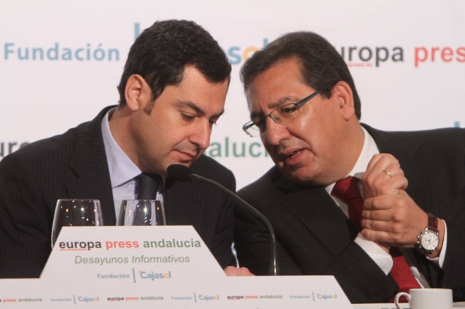 Juan Manuel Moreno y Antonio Pulido, presidente de la Fundación...