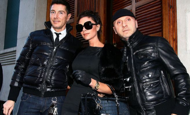 Victoria Beckham, con Domenico Dolce y Stefano Gabbana en 2008.