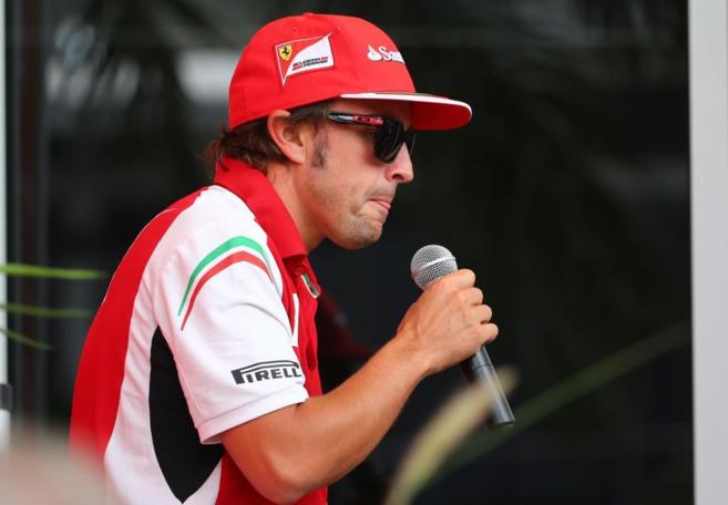 Fernando Alonso, atiende a los medios de comunicacin en Bahrein.
