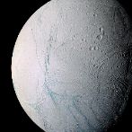 La luna Enclado de Saturno, captada por la sonda Cassini.