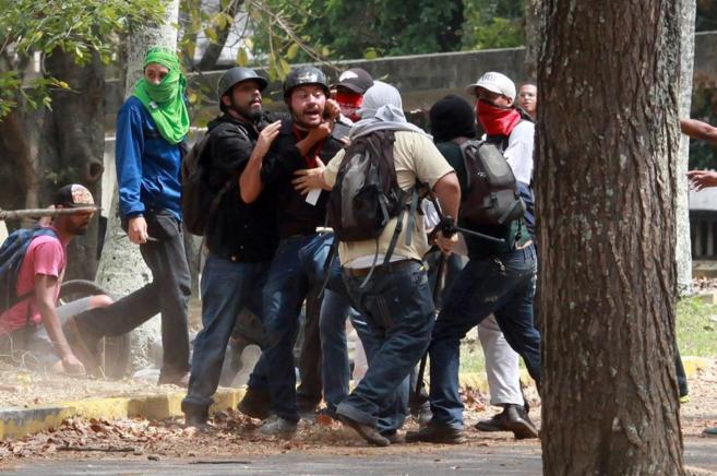 Los 'colectivos' prochavistas, agrediendo a fotgrafos en...