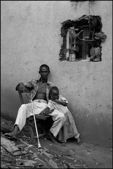 Vecinos de una mujer enferma de SIDA, en uno de los barrios ms...