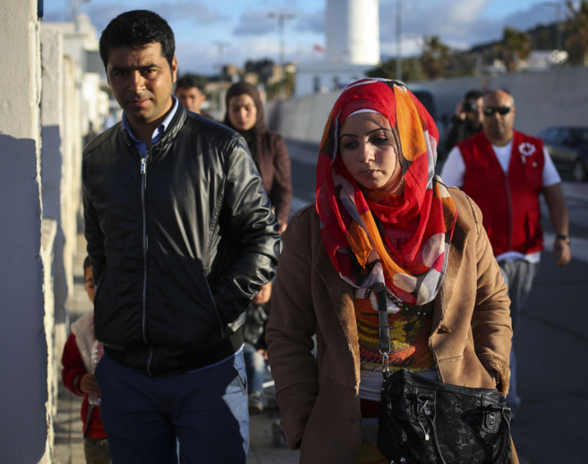 Dos refugiados sirios, a su llegada al Puerto de Mlaga. CARLOS DAZ