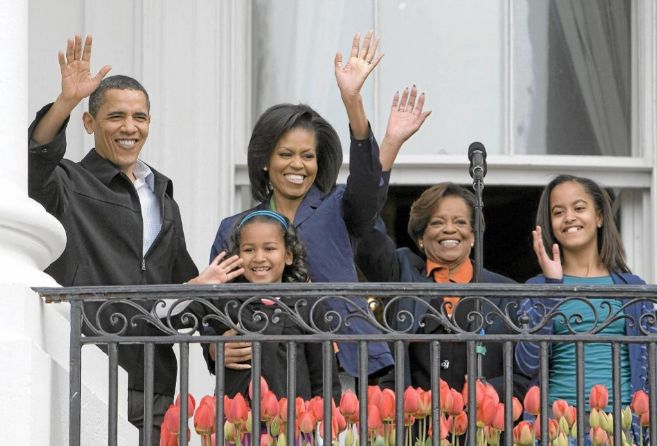 La suegra de Obama (segunda por la derecha) saluda a los...