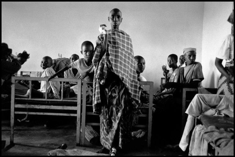Refugiados tutsis en el hospital del campamento de Kabgayi.