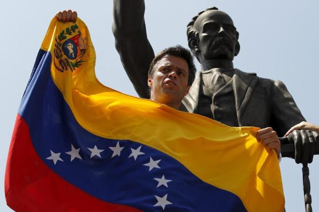 El opositor Leopoldo Lpez, con la bandera venezolana en una...