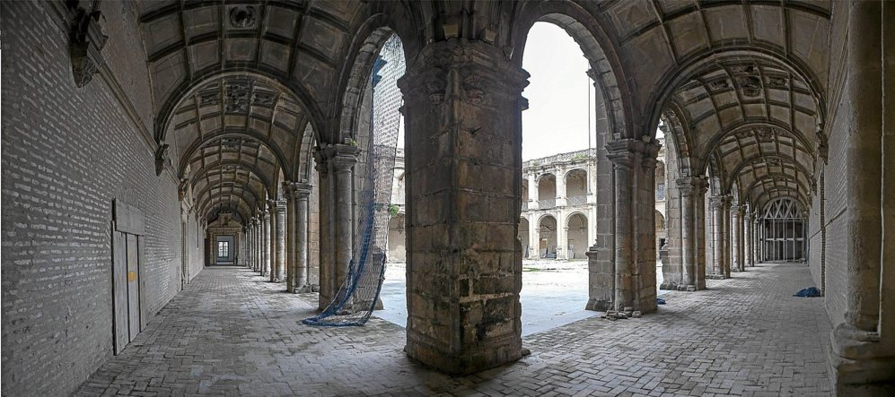 El gran claustro renacentista de San Jerónimo, el único de los tres...