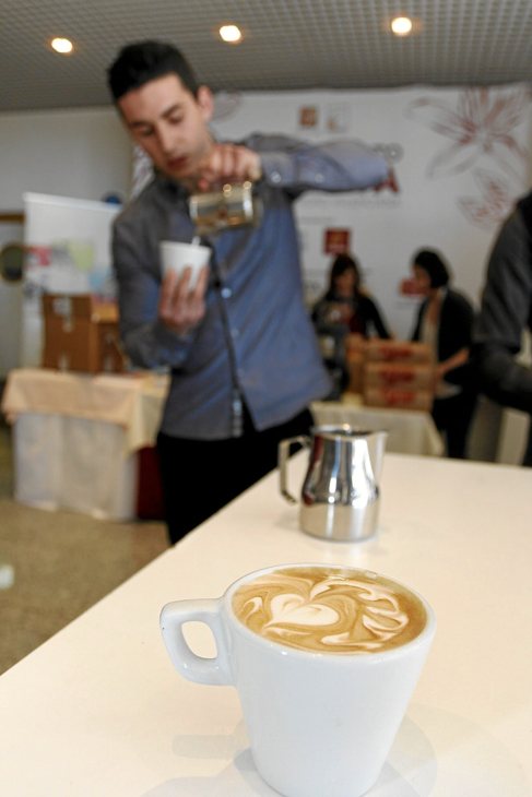 Uno de los concursantes, con sus creaciones 'latte arte'.