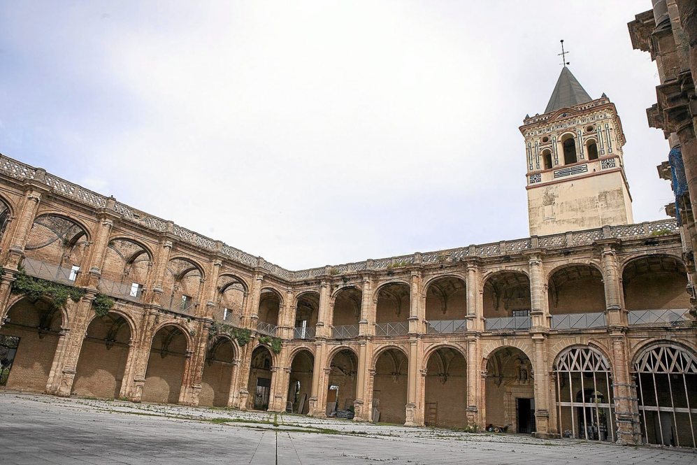 Claustro renacentista de San Jerónimo. Al fondo, la torre de Hernán...