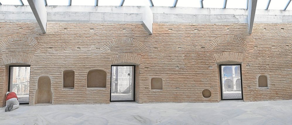 Muro de las antiguas celdas del deambulatorio alto, en un espacio que...