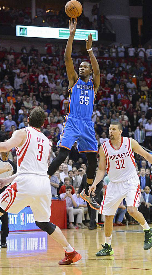Durant lanza a canasta frente a los Rockets.