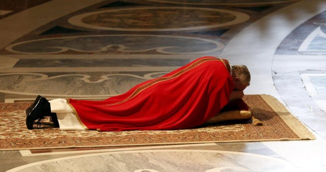 El Papa Francisco, rezando en la baslica de San Pedro del Vaticano.