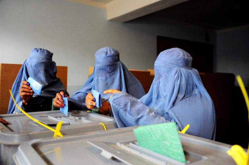 Mujeres afganas depositan su papeleta en las urnas.