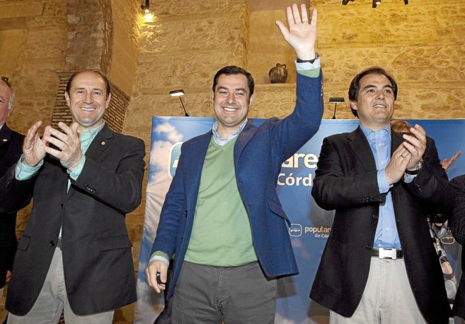 El presidente del PP-A (en el centro) con los alcaldes de Crdoba y...