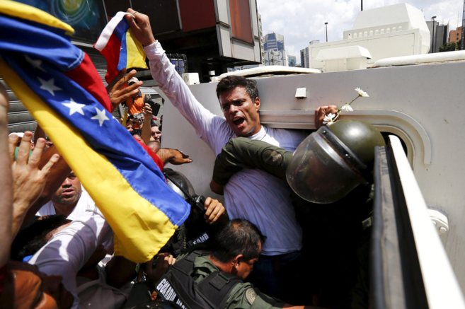 El lder opositor venezolano Leopoldo Lpez, tras entregarse en...