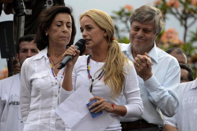 Lilian Tintori, la esposa de Leopoldo López, en una manifestación...