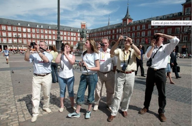 Un grupo de turistas fotografían la Plaza Mayor de Madrid.