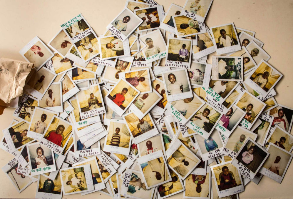 Las 8.000 polaroids de la ONG, hechas a los nios perdidos durante el...