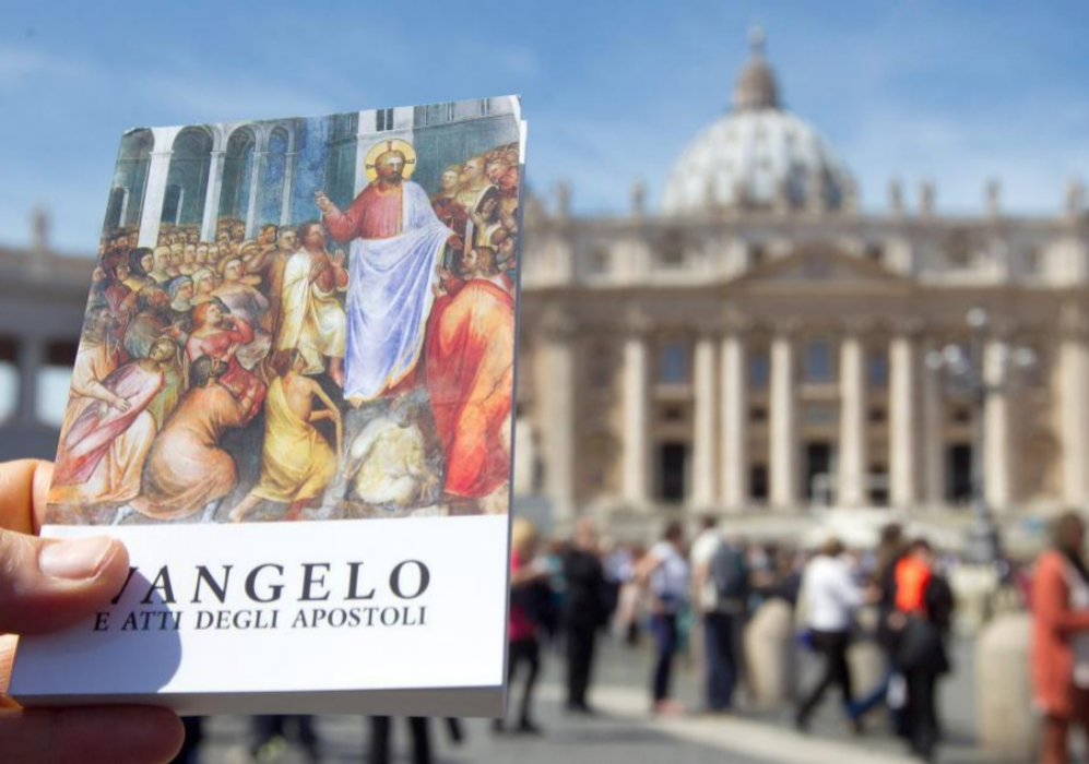 Francisco ha repartido miles de evangelios de bolsillo entre los...