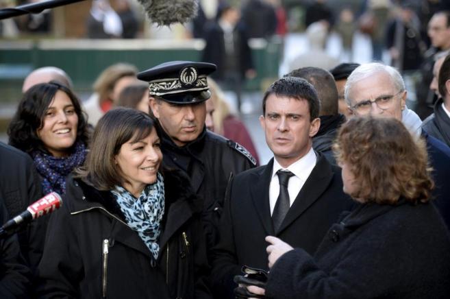 Anne Hidalgo, nueva alcaldesa de Pars, junto a Manuel Valls.