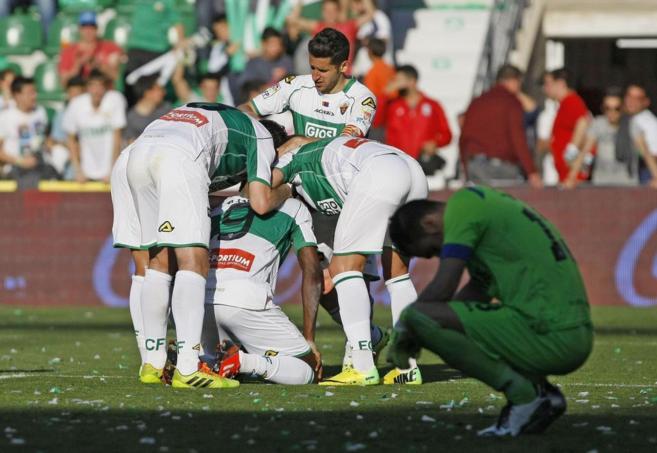 Los jugadores del Elche celebran el gol decisivo ante Codina.
