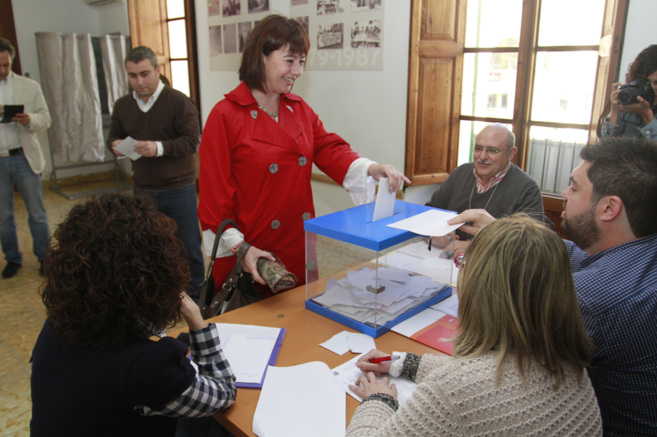 Francina Armengol deposita su voto en la sede de Inca.