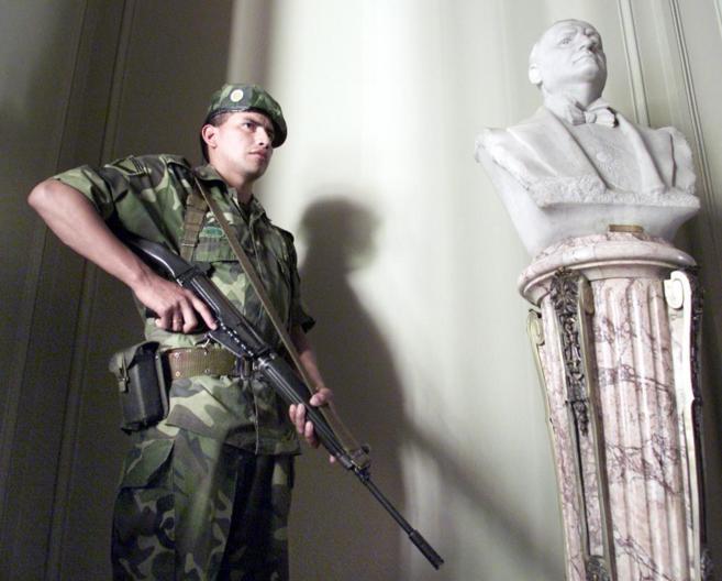 Soldado argentino monta guardia en el interior de la Casa Rosada, en...