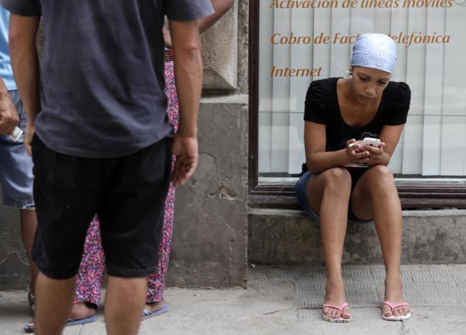 Una mujer cubana utiliza su telfono mvil en La Habana