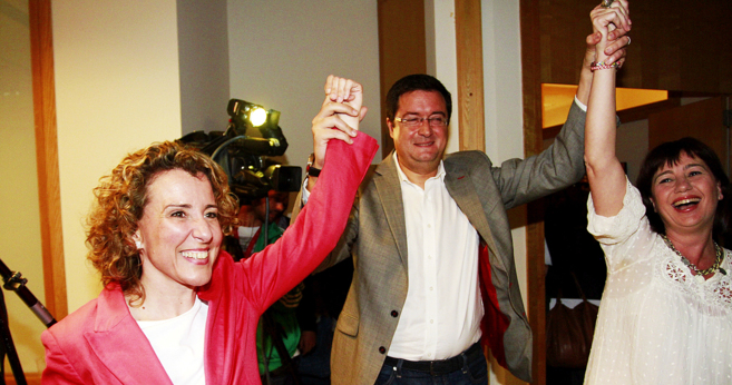 El secretario de Organizacin del PSOE alza las manos de las dos...
