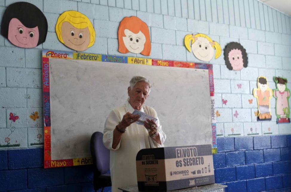 Una mujer ejerce su voto en las elecciones presidenciales de Costa...